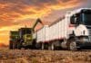 Los costos de transporte de granos golpean la rentabilidad de los productores del norte santafesino Tractor descargando granos en un camión cerealero sobre un campo cosechado, con cielo de atardecer y colores cálidos en una escena rural.