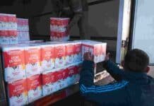 Mastellone Hnos. entrega más de 250.000 vasos de leche Operarios descargan cajas de leche La Serenísima destinadas a programas de asistencia alimentaria, en el marco de una donación a comedores, merenderos y hospitales de distintas localidades argentinas.
