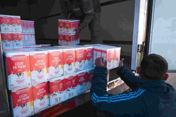donacion-leche-serenisima-comedores-hospitales-ruralnet Operarios descargan cajas de leche La Serenísima destinadas a programas de asistencia alimentaria, en el marco de una donación a comedores, merenderos y hospitales de distintas localidades argentinas.