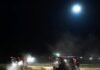 Campos de trigo iluminados desde el cielo a medianoche: la tecnología china que revoluciona la cosecha Máquinas agrícolas cosechan trigo durante la noche en la provincia de Anhui, China, iluminadas por un dron de alta potencia conectado por cable que permite extender las tareas de cosecha en el campo
