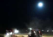 Campos de trigo iluminados desde el cielo a medianoche: la tecnología china que revoluciona la cosecha Máquinas agrícolas cosechan trigo durante la noche en la provincia de Anhui, China, iluminadas por un dron de alta potencia conectado por cable que permite extender las tareas de cosecha en el campo