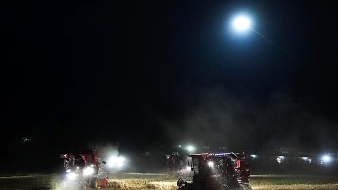 dron-de-iluminacion-permite-cosecha-nocturna-de-trigo-en-china Máquinas agrícolas cosechan trigo durante la noche en la provincia de Anhui, China, iluminadas por un dron de alta potencia conectado por cable que permite extender las tareas de cosecha en el campo