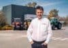 AGCO designa a Emiliano Ferrari como nuevo Gerente General de AGCO Argentina Emiliano Ferrari, representante de AGCO Argentina, posando frente a instalaciones de la compañía con tractores agrícolas al fondo en un entorno corporativo vinculado al sector agropecuario.