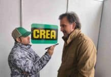 Benegas Lynch en Agroactiva: “La producción y la agroindustria son las que generan riqueza genuina” Periodista agropecuario realizando una entrevista a un referente del sector durante una jornada técnica de CREA, en un espacio institucional vinculado a la producción agropecuaria argentina