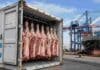 Exportaciones de carne vacuna crecieron 42% en valor y alcanzaron los USD 425 millones en mayo Contenedor frigorífico con carne vacuna destinada a exportación en una terminal portuaria, junto a un buque de carga utilizado para el comercio exterior argentino.