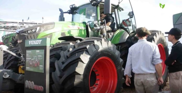 fendt-900-vario-en-agroactiva-2026 Visitantes observan un tractor Fendt 900 Vario exhibido en el stand de la marca durante Agroactiva 2026, donde la compañía presentó soluciones de agricultura inteligente, conectividad y maquinaria de alta potencia