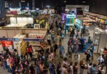La feria del mate vuelve a Buenos Aires en octubre: dos días para celebrar la infusión más tomada de la Argentina Vista panorámica de la feria Matear con gran cantidad de visitantes recorriendo stands y espacios de exposición en un predio cubierto durante un evento dedicado a la cultura del mate en Argentina.