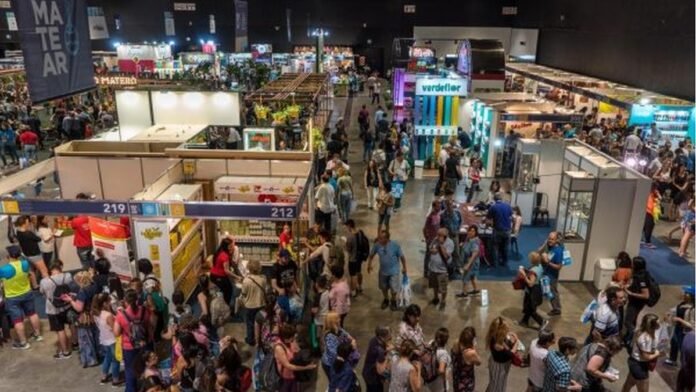 Vista panorámica de la feria Matear con gran cantidad de visitantes recorriendo stands y espacios de exposición en un predio cubierto durante un evento dedicado a la cultura del mate en Argentina.