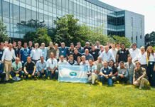NK llevó 40 productores argentinos a ver cómo se hace un híbrido de maíz en los laboratorios de Syngenta en Estados Unidos Grupo de productores agropecuarios argentinos durante una visita técnica e institucional en instalaciones vinculadas a la investigación y el desarrollo agrícola