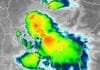 El SMN alertó a 10 provincias por tormentas fuertes con granizo y lluvias Imagen satelital meteorológica con núcleos de tormentas intensas sobre el centro y norte de Argentina, representados con colores verdes, amarillos y rojos sobre una base infrarroja en escala de grises.