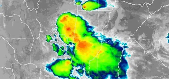 Imagen satelital meteorológica con núcleos de tormentas intensas sobre el centro y norte de Argentina, representados con colores verdes, amarillos y rojos sobre una base infrarroja en escala de grises.