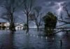 Llevan décadas inundándose: las 400.000 hectáreas del Salado que una obra de U$S 138 millones podría salvar Inundación en la cuenca del río Salado con calles y edificios anegados, bajo una intensa tormenta con lluvia, cielo oscuro y actividad eléctrica.