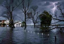 Llevan décadas inundándose: las 400.000 hectáreas del Salado que una obra de U$S 138 millones podría salvar Inundación en la cuenca del río Salado con calles y edificios anegados, bajo una intensa tormenta con lluvia, cielo oscuro y actividad eléctrica.