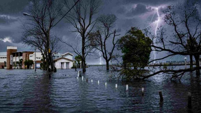 inundacion-historica-en-el-rio-salado-con-tormenta-severa Inundación en la cuenca del río Salado con calles y edificios anegados, bajo una intensa tormenta con lluvia, cielo oscuro y actividad eléctrica.