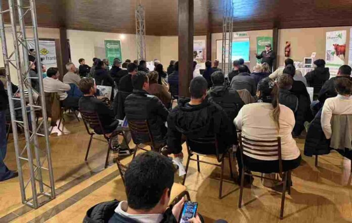 Jornada de capacitación agropecuaria con productores y técnicos reunidos en una charla técnica en salón rural.
