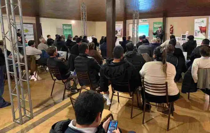 Jornada de capacitación agropecuaria con productores y técnicos reunidos en una charla técnica en salón rural.