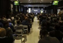 El girasol argentino tiene un 35% más de rendimiento para capturar: la ciencia ya sabe cómo lograrlo Productores y técnicos agropecuarios participando de una jornada de capacitación y actualización tecnológica en un auditorio.