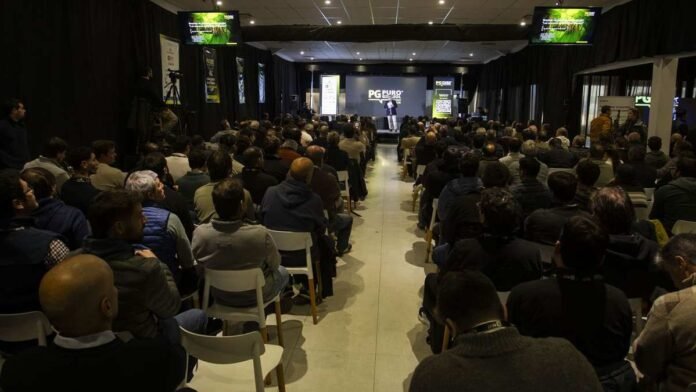 jornada-tecnica-agro-capacitacion-ruralnet Productores y técnicos agropecuarios participando de una jornada de capacitación y actualización tecnológica en un auditorio.