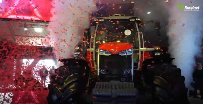 massey-ferguson-lanzo-la-serie-mf-7s-en-agroactiva-2026 Presentación oficial de un tractor Massey Ferguson MF 7S durante Agroactiva 2026, con efectos especiales, luces y confeti en el lanzamiento de la nueva serie de alta potencia de hasta 210 HP