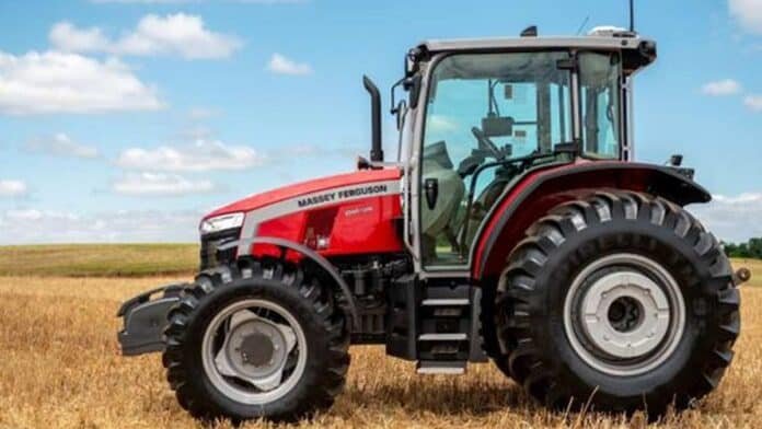 Tractor Massey Ferguson MF 5M de nueva generación exhibido en un lote agrícola, con diseño renovado, mayor conectividad y tecnología de agricultura de precisión