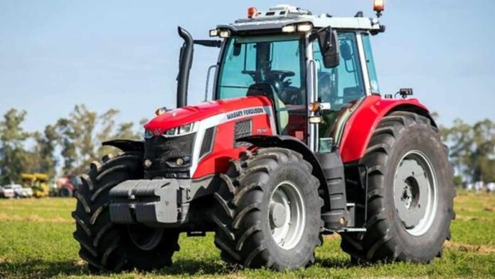 massey-ferguson-mf7s-210hp Tractor Massey Ferguson MF 7S de alta potencia trabajando en un lote agrícola, equipado con tecnología de agricultura de precisión, conectividad avanzada y motor de hasta 210 HP