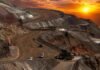 La minería argentina acelera: proyectan exportaciones récord por más de US$ 9.000 millones en 2026 Camino minero de alta montaña con maquinaria pesada y camiones trabajando en una explotación a cielo abierto, bajo un cielo de atardecer con luz dorada sobre el paisaje rocoso