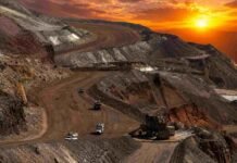 La minería argentina acelera: proyectan exportaciones récord por más de US$ 9.000 millones en 2026 Camino minero de alta montaña con maquinaria pesada y camiones trabajando en una explotación a cielo abierto, bajo un cielo de atardecer con luz dorada sobre el paisaje rocoso