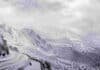 Nieve, viento y alerta: qué zonas de la cordillera argentina están en riesgo esta semana Intensa nevada en una zona cordillerana de los Andes, con montañas cubiertas de nieve, viento fuerte y camino de montaña parcialmente nevado bajo condiciones invernales severas.