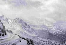 Nieve, viento y alerta: qué zonas de la cordillera argentina están en riesgo esta semana Intensa nevada en una zona cordillerana de los Andes, con montañas cubiertas de nieve, viento fuerte y camino de montaña parcialmente nevado bajo condiciones invernales severas.