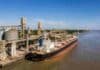 El puerto de una ciudad entrerriana encontró la forma de llegar a Europa con soja diferenciada Buque carguero en el puerto de Concepción del Uruguay, Entre Ríos, durante una operación de exportación de harina de soja.
