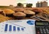 Milei le bajó a la mitad los impuestos a la exportación del campo hasta 2028 Granos de soja, maíz, trigo, girasol y sorgo junto a herramientas de análisis económico en un entorno agroindustrial, representando la reducción de los derechos de exportación y su impacto en el sector agropecuario argentino.