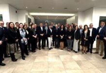 El CAA recibió una misión de EE.UU. y busca multiplicar las exportaciones argentinas hacia un mercado de USD 2,2 billones Representantes de entidades y organismos vinculados al sector agropecuario durante una reunión institucional en una sede oficial.