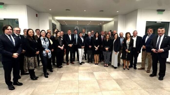Representantes de entidades y organismos vinculados al sector agropecuario durante una reunión institucional en una sede oficial.