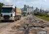 2 millones de camiones pasan por Santa Fe en cosecha y la ruta que los lleva a los puertos está destruida Camiones transportando granos sobre una ruta nacional deteriorada en Santa Fe, con baches y asfalto dañado camino a los puertos agroexportadores del Gran Rosario.