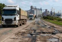 2 millones de camiones pasan por Santa Fe en cosecha y la ruta que los lleva a los puertos está destruida Camiones transportando granos sobre una ruta nacional deteriorada en Santa Fe, con baches y asfalto dañado camino a los puertos agroexportadores del Gran Rosario.