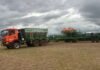 Scania y Megatec desarrollaron un camión sembrador 6×6 que reemplaza al tractor en siembras de gran escala Camión Scania Super XT 6x6 adaptado para tareas de siembra trabajando con una sembradora de gran porte en un lote agrícola