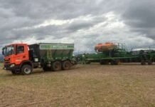 Scania y Megatec desarrollaron un camión sembrador 6×6 que reemplaza al tractor en siembras de gran escala Camión Scania Super XT 6x6 adaptado para tareas de siembra trabajando con una sembradora de gran porte en un lote agrícola