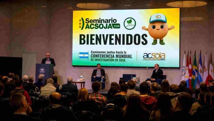 Auditorio del Seminario ACSOJA 2026 durante la apertura del evento, con expositores en el escenario y público asistente en Rosario.