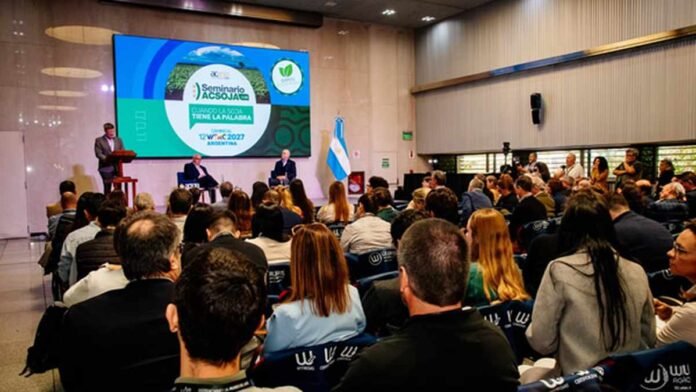 Asistentes participan de una jornada técnica del Seminario ACSOJA en Rosario, con exposiciones sobre soja, innovación y sustentabilidad agrícola