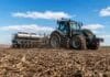La siembra de cebada avanza al 34,6%, pero el exceso de humedad mantiene fuertes retrasos Tractor con sembradora trabajando en un campo húmedo con rastrojo de soja durante la siembra de cebada en la pampa húmeda.