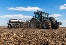 La siembra de cebada avanza al 34,6%, pero el exceso de humedad mantiene fuertes retrasos Tractor con sembradora trabajando en un campo húmedo con rastrojo de soja durante la siembra de cebada en la pampa húmeda.