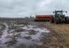 Las lluvias frenaron la siembra de trigo: el área implantada llega al 44,2% Tractor Fendt con sembradora Agrometal detenido en la cabecera de un lote en barbecho de soja, con suelo encharcado y charcos por exceso de humedad que impiden el ingreso para la siembra de trigo