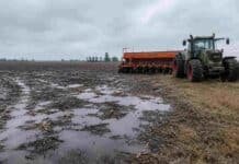 Las lluvias frenaron la siembra de trigo: el área implantada llega al 44,2% Tractor Fendt con sembradora Agrometal detenido en la cabecera de un lote en barbecho de soja, con suelo encharcado y charcos por exceso de humedad que impiden el ingreso para la siembra de trigo