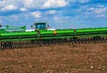 Campaña fina 2026: el trigo ya cubre el 55% del área prevista y muestra una germinación de buena a excelente Sembradora de granos finos trabajando en un campo agrícola con rastrojo, bajo un cielo despejado con nubes, durante una jornada de siembra de trigo.