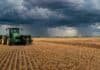 La siembra de trigo avanza con fuerza en Entre Ríos, aunque caerá el área implantada Tractor con sembradora trabajando sobre rastrojo en un campo agrícola argentino, bajo un cielo nublado con tormentas y cortinas de lluvia en el horizonte