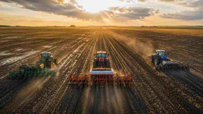 Tractor con sembradora implantando trigo sobre un lote con óptima humedad en la región agrícola argentina durante la campaña 2026/27.