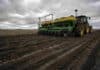Córdoba y La Pampa lideran la siembra de trigo mientras los excesos frenan a Buenos Aires y Santa Fe Sembradora de trigo trabajando sobre suelo oscuro y húmedo en la llanura pampeana argentina, con surcos cerrados, barro en las ruedas, rastrojos del cultivo anterior y cielo nublado de invierno.