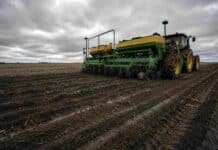 Córdoba y La Pampa lideran la siembra de trigo mientras los excesos frenan a Buenos Aires y Santa Fe Sembradora de trigo trabajando sobre suelo oscuro y húmedo en la llanura pampeana argentina, con surcos cerrados, barro en las ruedas, rastrojos del cultivo anterior y cielo nublado de invierno.