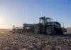 La siembra de trigo alcanza el 57,6 % con un avance récord de 13,4 puntos en una semana Tractor Valtra HiTech tirando una sembradora Crucianelli durante la siembra de trigo en un campo de zona núcleo con rastrojo de soja, ambiente frío y cielo despejado.