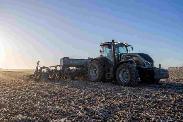 siembra-trigo-valtra-cruccianelli-zona-nucleo-ruralnet.png Tractor Valtra HiTech tirando una sembradora Crucianelli durante la siembra de trigo en un campo de zona núcleo con rastrojo de soja, ambiente frío y cielo despejado.